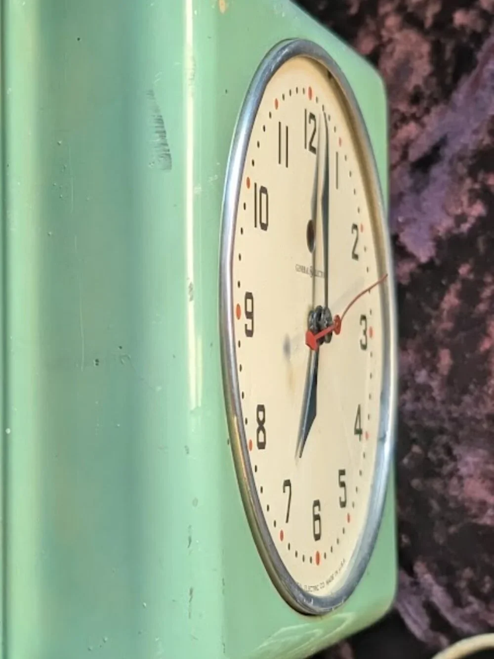 Vintage General Electric metal wall clock model #2H08 - runs, missing glass dome
